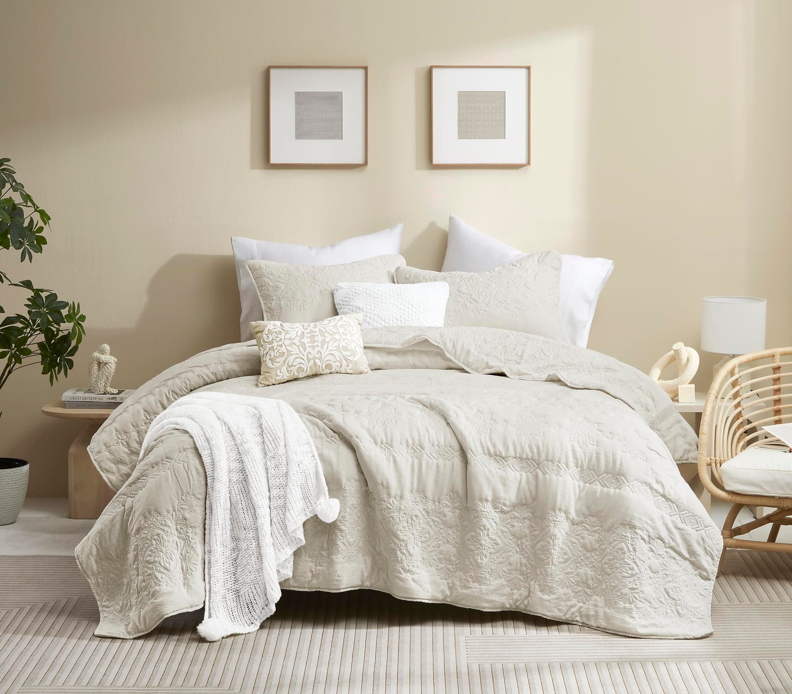 B2EVER Boho Light Beige Quilt King Size Bedding Sets with Pillow Sham, Bohemian Lightweight Bedspread Coverlet, Farmhouse Floral Vintage Thin Comforter Bed Cover All Season, 3 Pieces, 104x90 inches